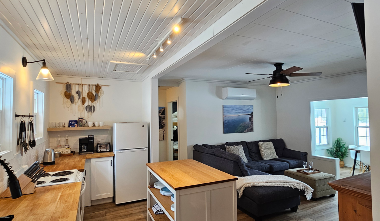 Sunlit-Haven-Tobermory-Ontario-Travel-Grotto-Flowerpot-Scubadive-Kitchen2.webp